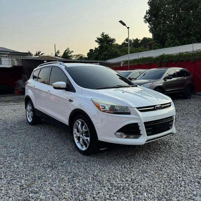 Ford Escape 2014 Titanium, recién ingresada