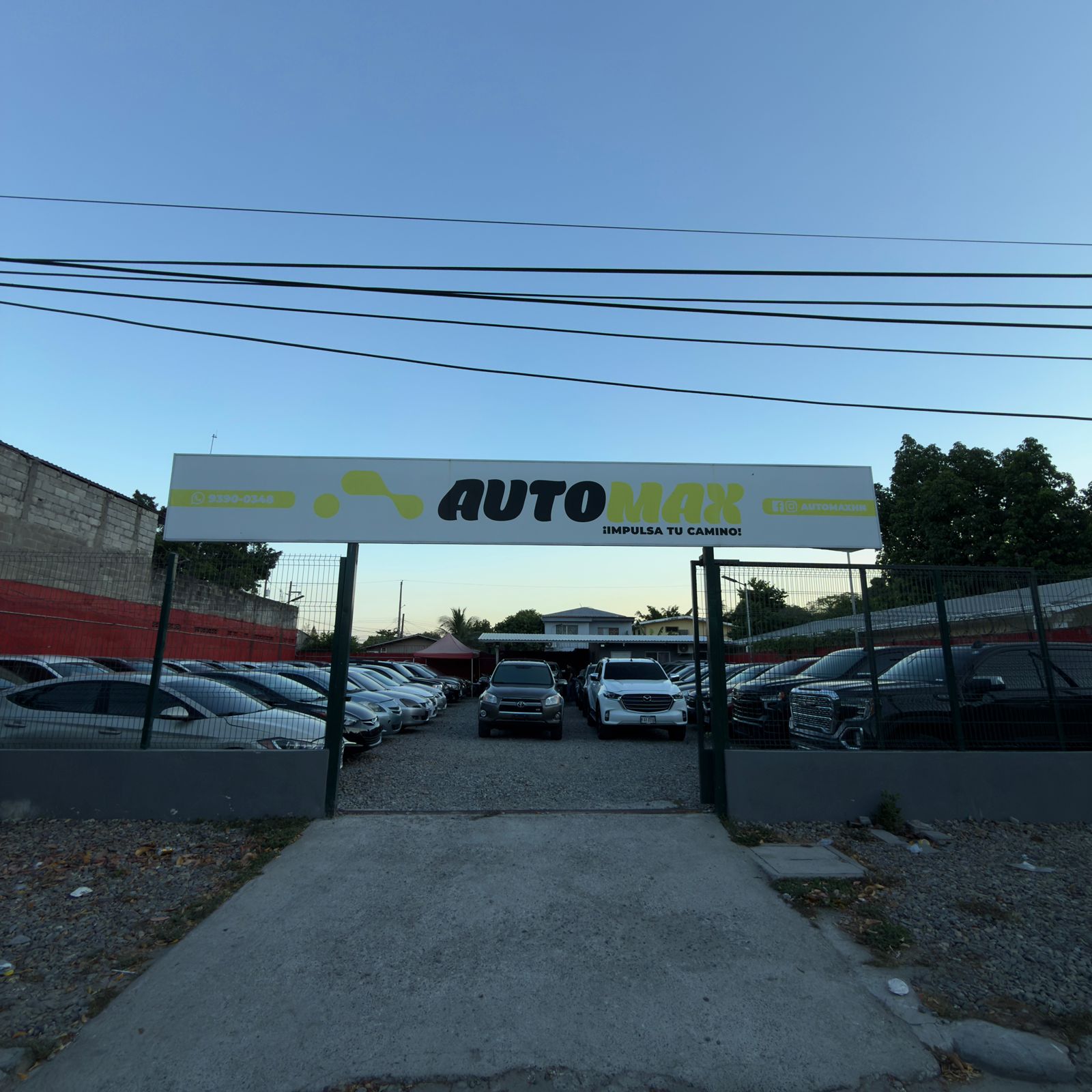 Entrada principal de AutoMax en San Pedro Sula