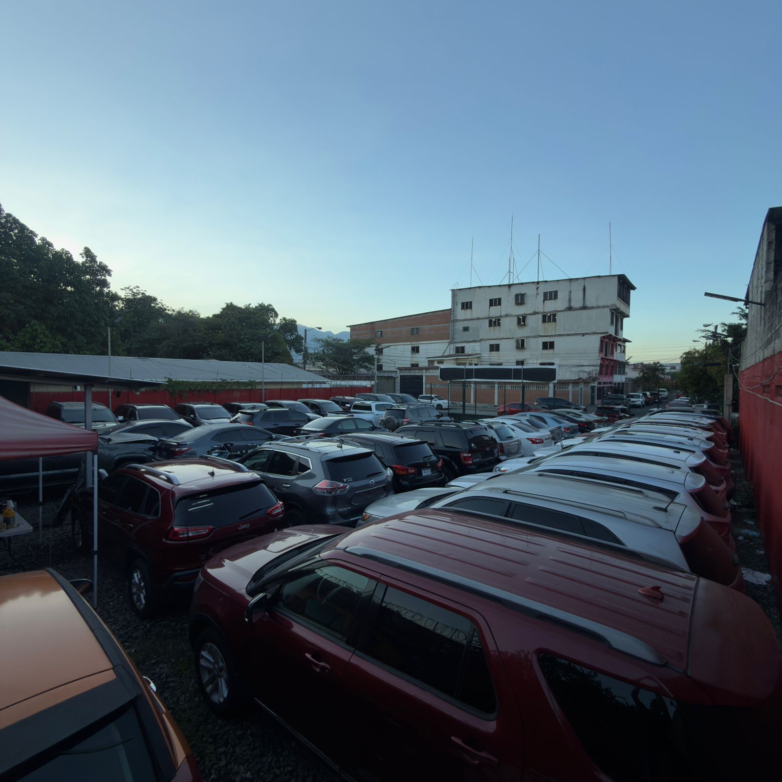 Vista panorámica del lote de vehículos AutoMax